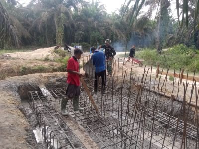 Babinsa Kodim 0302/Inhu Kebut Pengecoran Jembatan Garuda Kuansing