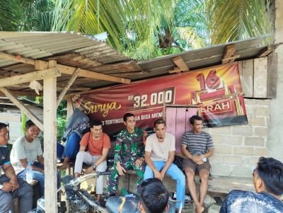 Babinsa komsos bersama  para pemuda di Desa Pematang Benteng