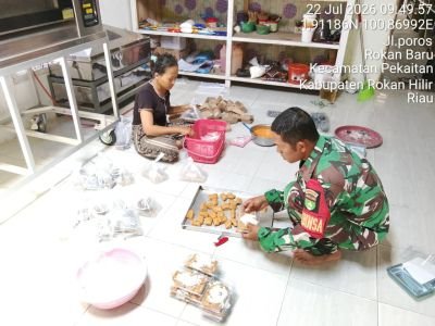 BABINSA KORAMIL 01/BANGKO SAMBANGI UMKM PEMBUAT KUE DI ROKAN BARU, DUKUNG KETAHANAN EKONOMI WARGA