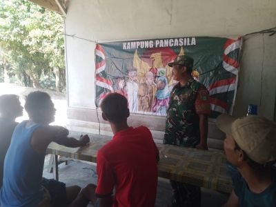 Babinsa Koramil 01/Siak Tanamkan Nilai Pancasila, Perkuat Kerukunan Warga Empang Baru