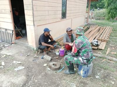 Babinsa Koramil 02 TEBING TINGGI Perkuat Silaturahmi dan Sinergitas Melalui Komsos di Desa Bantar