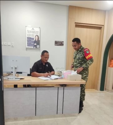 Babinsa Koramil 02/Kota Jalin Koordinasi dengan Petugas Keamanan Klinik Awal Bros