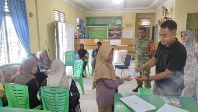 Babinsa Koramil 02/KT Dampingi Penyaluran BLT DD di Geringging Baru
