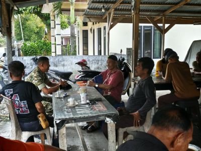 Babinsa Koramil 02/KT Perkuat Komsos Bersama Warga Marsawah