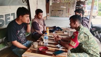 Babinsa Koramil 02/KT Perkuat Komsos Bersama Warga Koto Taluk