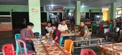 Babinsa Koramil 02/KT Perkuat Komsos Bersama Pemuda Pasar Taluk