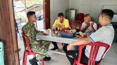 Babinsa Koramil 02/KT Perkuat Komsos Bersama Tokoh Masyarakat Koto Taluk