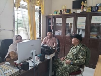 Babinsa Koramil 02/KT Perkuat Koordinasi dengan Kades Pulau Komang