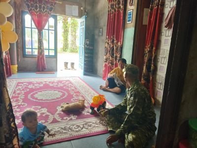 Babinsa Koramil 02/SA Pantau Perkembangan Anak Asuh Stunting di Tanjung Kuras