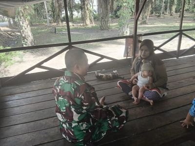 Babinsa Koramil 02/Sungai Apit Pantau Perkembangan Anak Asuh Stunting di Dosan