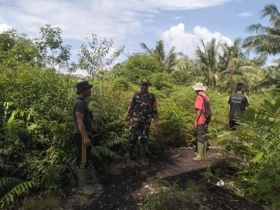 BABINSA KORAMIL 02/TT DATANGI WARGA DI KEBUN, AJAK CEGAH KARHUTLA DI DESA SUNGAI GAYUNG KIRI
