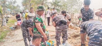 Babinsa Koramil 04/Dabo, Kodim 0315/TPI Pimpin Goro Bersama di Kampung Mentok, Pasang Tanggul Darura