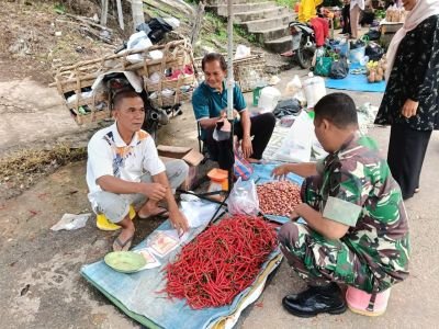 Babinsa Koramil 06/Cerenti Cek Harga Sembako dan Bumbu Dapur di Pasar Tradisional