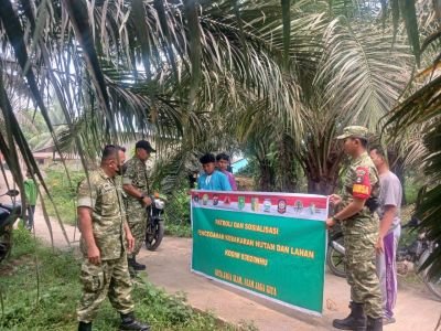 Babinsa Koramil 06/Cerenti Rutin Sosialisasikan Pencegahan Karhutla di Desa Bedeng Sikuran