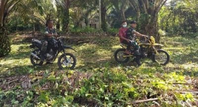 Babinsa Koramil 06/Cerenti Tetap Siaga Patroli Karhutla Meski Cuaca Panas