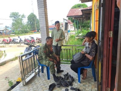 Babinsa Koramil 06/Kateman Laksanakan Pengawasan SDM Komduk di Desa Penjuru