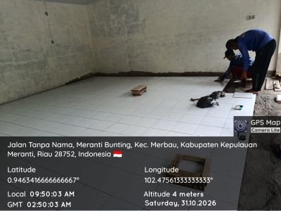 Babinsa Koramil 06/Merbau Awasi Pembangunan KDKMP Pemasangan Keramik Terus Berjalan