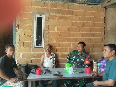 Babinsa Senayang Ajak Warga Desa Benan Aktifkan Siskamling