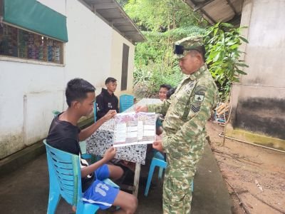 Babinsa Koramil 06/Serasan Serka A. Harahap melaksanakan kampanye tentang *Rekrutmen TNI - AD*kepad