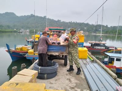 Babinsa Koramil 06/Serasan Bantu Bongkar Sembako dari Pompong di Natuna