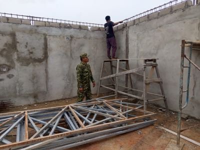 Babinsa Koramil 06/Serasan Sertu Suwarmo melaksanakan pengawasan pembangunan KDKMP di Desa Jermalik