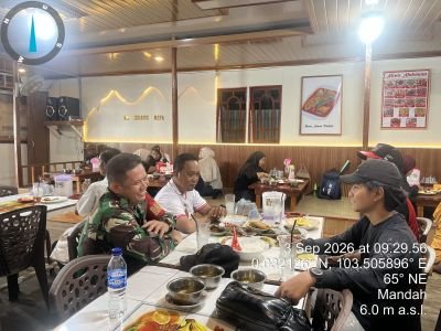 BABINSA KORAMIL 08/MDH MELAKSANAKAN KEGIATAN KOMUNIKASI SOSIAL BERSAMA MASYARAKAT BINAAN DI WARUNG K