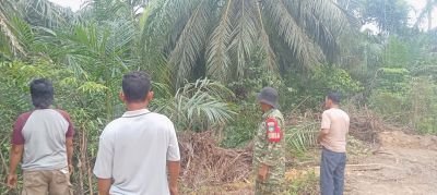 Babinsa Koramil 09/Kemuning Patroli Tapal Batas dan Sosialisasi Karhutla di Keritang Hulu