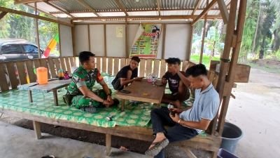 Babinsa Koramil 10 Kunto Darussalam Kodim 0313/KPR Himbau Warga agar Aktif Menjaga Lingkungan