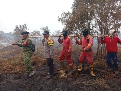 Babinsa Koramil 10/Pelangiran Berjibaku Padamkan Karhutla di Tanjung Simpang, Asap Masih Meluas