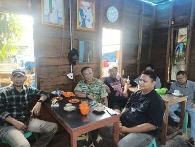 Babinsa Koramil 10/Pelangiran Serma Sugianto Imbau Warga Bersihkan Saluran Air, Cegah Banjir dan DBD