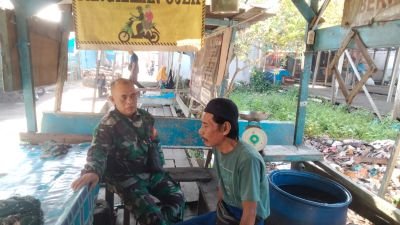 Babinsa Koramil 10/Pelangiran Sertu Dodi Eka Putra Dorong Warga Perkuat Keamanan dan Gotong Royong