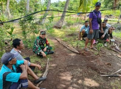 Babinsa Koramil 11/PBR Laksanakan Pengawasan SDM dan Sosialisasi Karhutla di Desa Sungai Danai