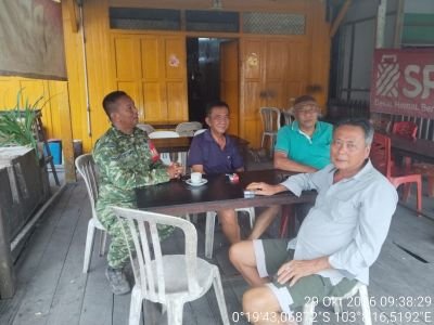 Babinsa Koramil 12/Batang Tuaka Ajak Warga Sungai Dusun Jaga Kerukunan