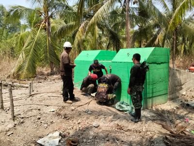 Babinsa Koramil 12/Batang Tuaka Bersama Warga Gotong Royong Percepat Pembangunan Jembatan Penghubung