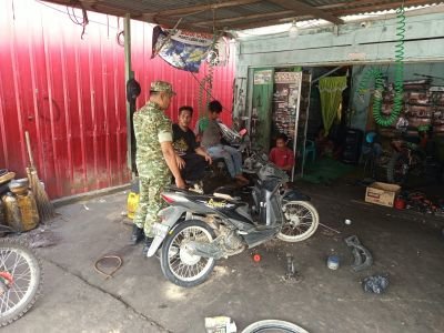 Babinsa Koramil 14/Kepenuhan Perkuat Kekompakan Warga Lewat Komsos
