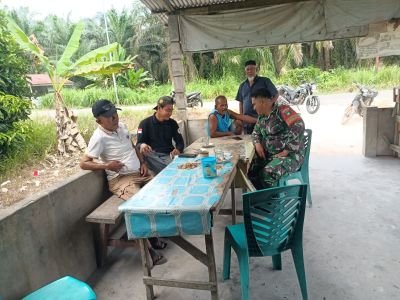 Babinsa Koramil Sungai Apit Ajak Warga Dosan Jaga Kesehatan dan Cegah Karhutla