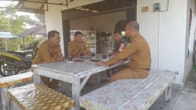 Babinsa Kundur Ajak Warga Perkuat Gotong Royong Bersihkan Lingkungan