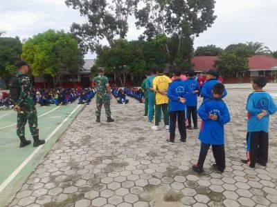 Babinsa Latih Mental dan Disiplin Siswa SMPN 1 Pangkalan Kuras