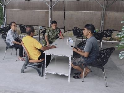 Babinsa Lembah Damai Ajak Warga Jaga Kebersihan Drainase untuk Cegah Banjir