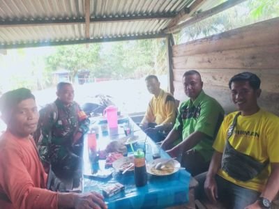 Babinsa melaksanakan komsos membahas menjaga keamanan dan kebersihan lingkungan sekitar