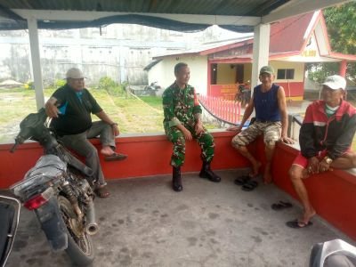 Babinsa Moro Ingatkan Tukang Ojek, Keselamatan Jangan Diabaikan