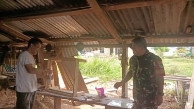 Babinsa Moro Timur Ingatkan Pengrajin Kayu Utamakan Keselamatan Kerja