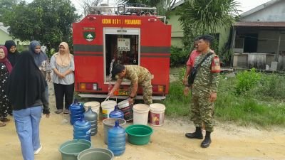 Babinsa Muara Fajar Timur Salurkan 5.000 Liter Air Bersih untuk Warga