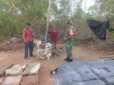 Babinsa Nyiur Permai Sambangi Pembuat Batako, Dorong Semangat Kerja Warga