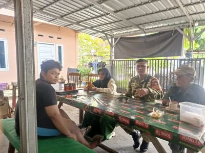 Babinsa Palas Ajak Warga Aktifkan Poskamling demi Ciptakan Lingkungan Aman dan Kondusif