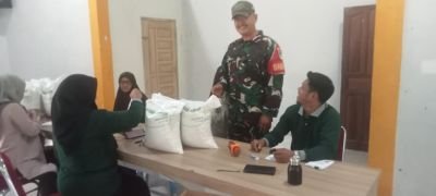 Babinsa Pantau Penyaluran Beras 30 Kg untuk 334 KK di Desa Penarah
