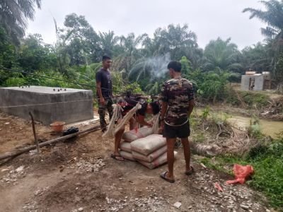 Babinsa Pantau Progres Pembangunan Jembatan Gantung Garuda Tahap III di Desa Sukaraja