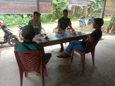 Babinsa Perkuat Kedekatan dengan Warga Seberang Taluk