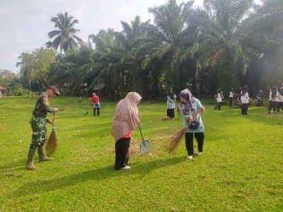Babinsa Ramil 07/KH dan Warga Pulau Rengas Gotong Royong Bersihkan Lingkungan Desa