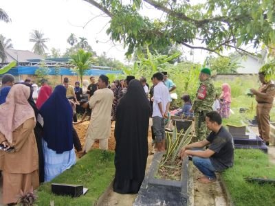 Babinsa Rumbai Bukit Hadiri Pemakaman Ketua RT, Wujud Kepedulian terhadap Warga Binaan